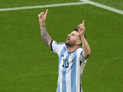 Lionel Messi oslavuje gól na MS v Katare