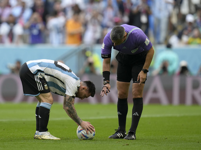 Lionel Messi si chystá pokutový kop
