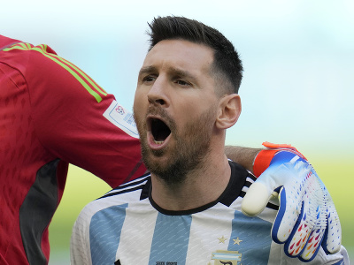 Lionel Messi spieva hymnu Argentíny