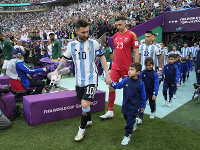 Hráči Argentíny nastupujú na zápas s kapitánom Messim