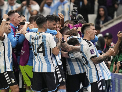 Futbalisti Argentíny oslavujú gól