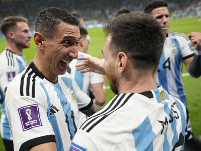Argentínske hviezdy Lionel Messi a Angel di Maria oslavujú gól