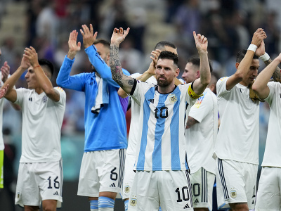 Argentínsky futbalista Lionel Messi sa teší so spoluhráčmi po výhre nad Chorvátskom