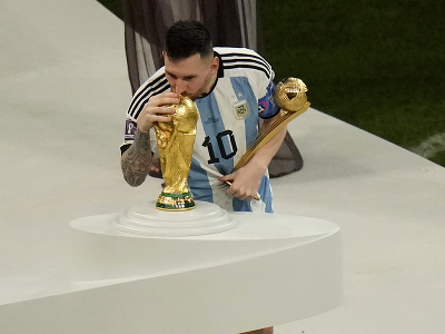 Lionel Messi so Zlatou loptou pre najlepšieho hráča MS a s trofejou pre majstra sveta