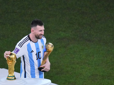 Lionel Messi so Zlatou loptou pre najlepšieho hráča MS a s trofejou pre majstra sveta