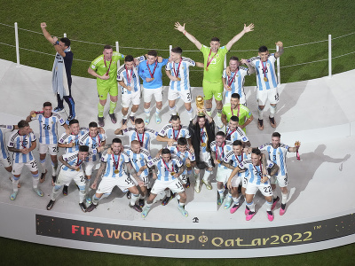 Lionel Messi s trofejou pre majstra sveta, ktorá patrí Argentíne