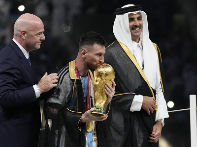 Lionel Messi s trofejou pre majstra sveta, ktorá patrí Argentíne