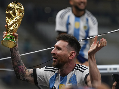 Lionel Messi s trofejou pre majstra sveta