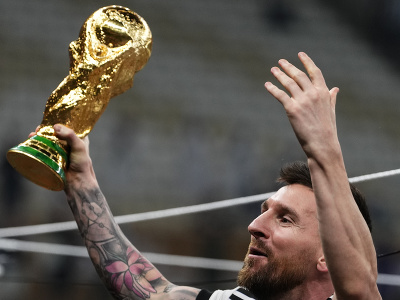 Lionel Messi s trofejou pre majstra sveta