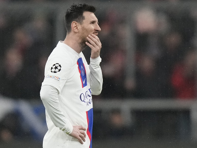 Zamyslený Lionel Messi po prehre PSG s Bayernom Mníchov