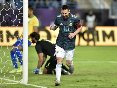 Lionel Messi oslavuje presný zásah do siete kanárikov