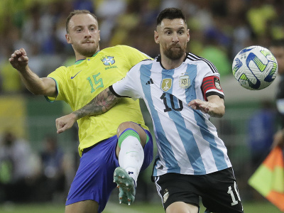 Lionel Messi v súboji s Carlosom Albertom