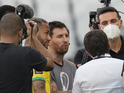 Lionel Messi a Neymar diskutujú s úradníkmi