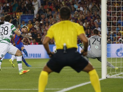 Lionel Messi strieľa vedúci gól Barcelony