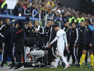 Lionel Messi opúšťa hraciu plochu