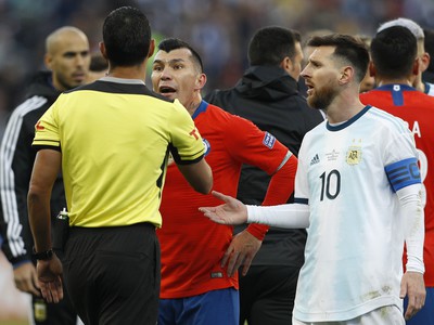 Lionel Messi a Gary Medel v diskusii s rozhodcom