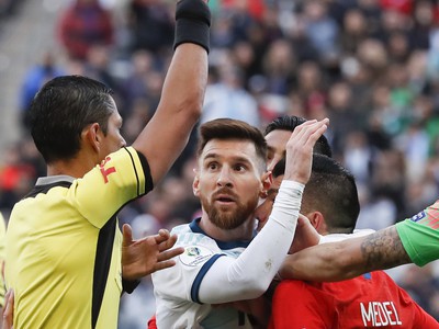 Lionel Messi a Gary Medel inkasovali červenú kartu