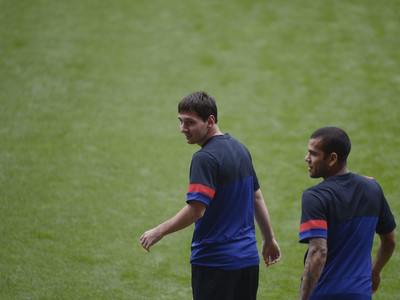 Lionel Messi a Daniel Alves sú aj na tréningoch Barcy zohratým duom
