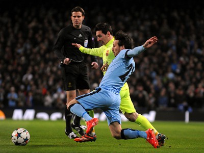 Lionel Messi a David Silva v súboji o loptu