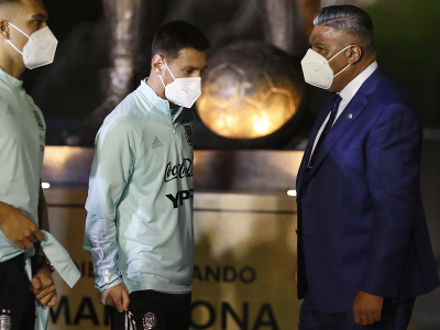 Na odhalenie Maradonovej sochy prišiel aj Lionel Messi spolu s reprezentáciou