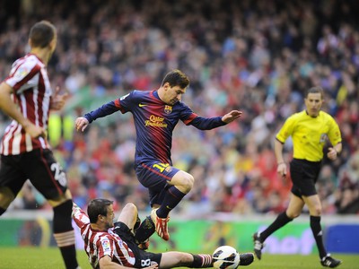 Lionel Messi preniká defenzívou Bilbaa