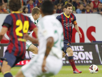 Lionel Messi preniká defenzívou Lechie