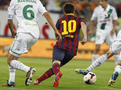 Lionel Messi preniká defenzívou Gdansku