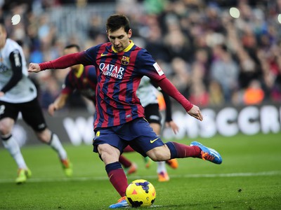 Lionel Messi premieňa pokutový