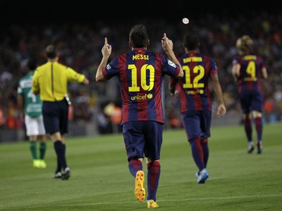 Lionel Messi oslavuje vedúci gól Barcelony