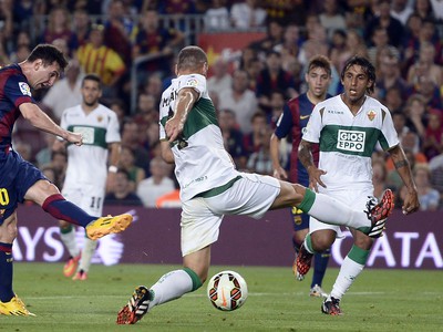 Lionel Messi prekonáva brankára Elche