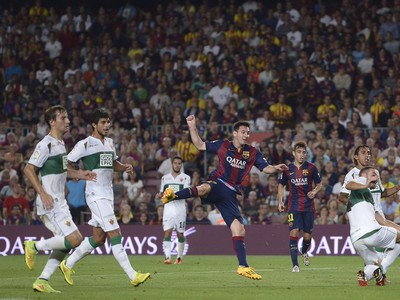Lionel Messi pred bránkou Elche tesne pred gólom