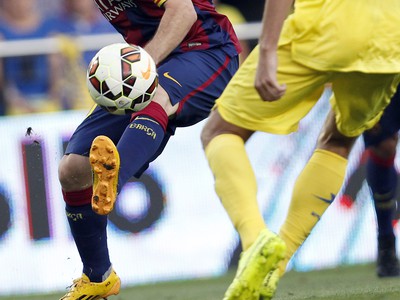 Lionel Messi a Tomas Pina v súboji o loptu