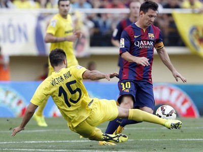 Lionel Messi a Victor Ruiz v súboji o loptu