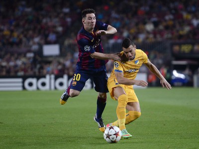 Lionel Messi a Constantinos Charalambides v súboji o loptu