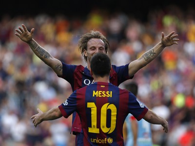 Ivan Rakitič a Lionel Messi oslavujú gól Barcelony