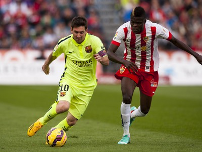 Lionel Messi a Thomas Paty Partey v súboji o loptu