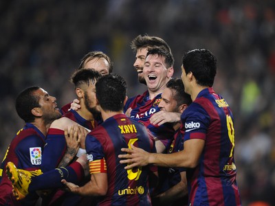 Lionel Messi oslavuje so spoluhráčmi
