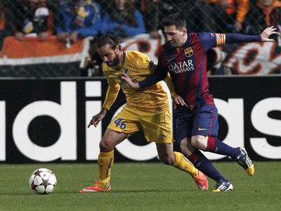 Lionel Messi a Efstathios Aloneftis v súboji o loptu
