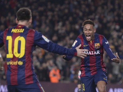 Lionel Messi a Neymar oslavujú vedúci gól Barcelony 