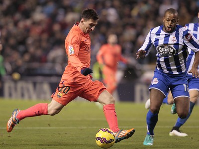 Lionel Messi v súboji s La Coruňou