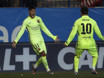 Neymar a Lionel Messi oslavujú gól Barcelony
