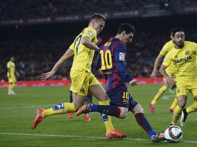Lionel Messi preniká defenzívou Villarrealu