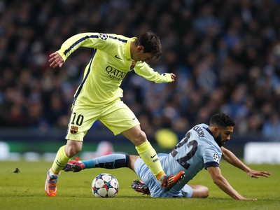 Gael Clichy a Lionel Messi v súboji o loptu