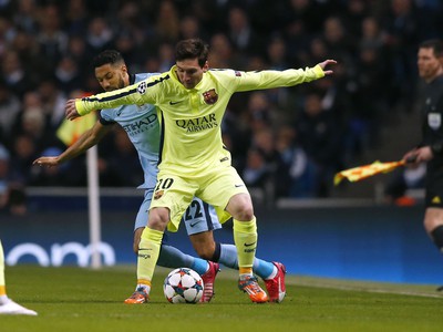 Lionel Messi a Gael Clichy v súboji o loptu