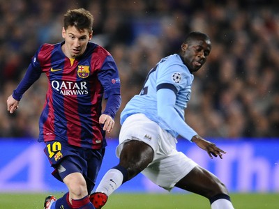 Lionel Messi a Yaya Touré v súboji o loptu