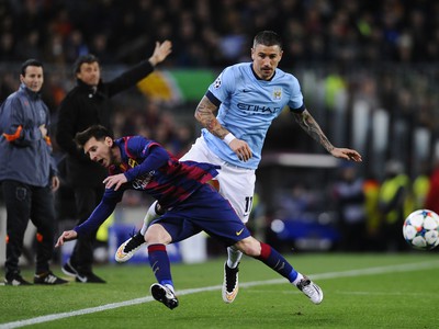 Lionel Messi a Aleksandar Kolarov v tvrdom súboji