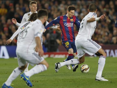 Lionel Messi sa snaží preniknúť defenzívou Realu