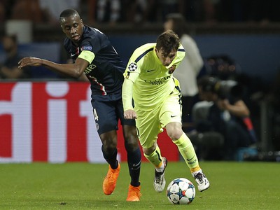 Lionel Messi a Blaise Matuidi v súboji o loptu