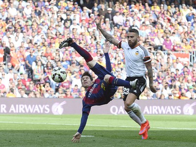 Lionel Messi (vľavo) sa v súboji s Nicolasom Otamendim ocitol v naozaj krkolomnej pozícii