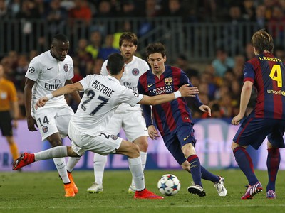 Lionel Messi v obkľúčení protihráčov